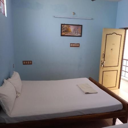 Parisha Residency- Temple Side Hotel تشيدامبارام المظهر الخارجي الصورة
