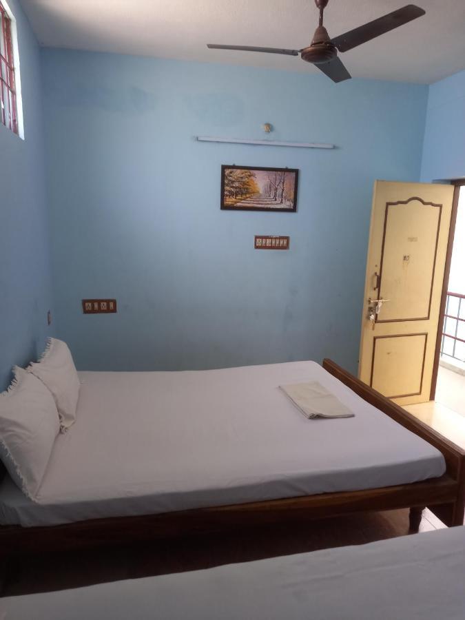 Parisha Residency- Temple Side Hotel تشيدامبارام المظهر الخارجي الصورة