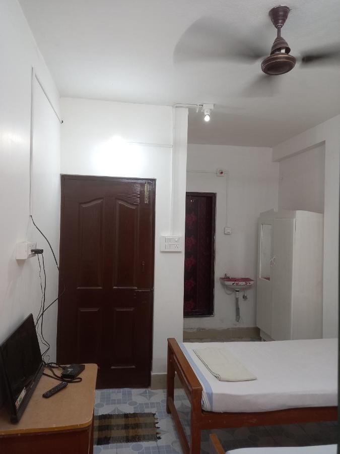 Parisha Residency- Temple Side Hotel تشيدامبارام المظهر الخارجي الصورة