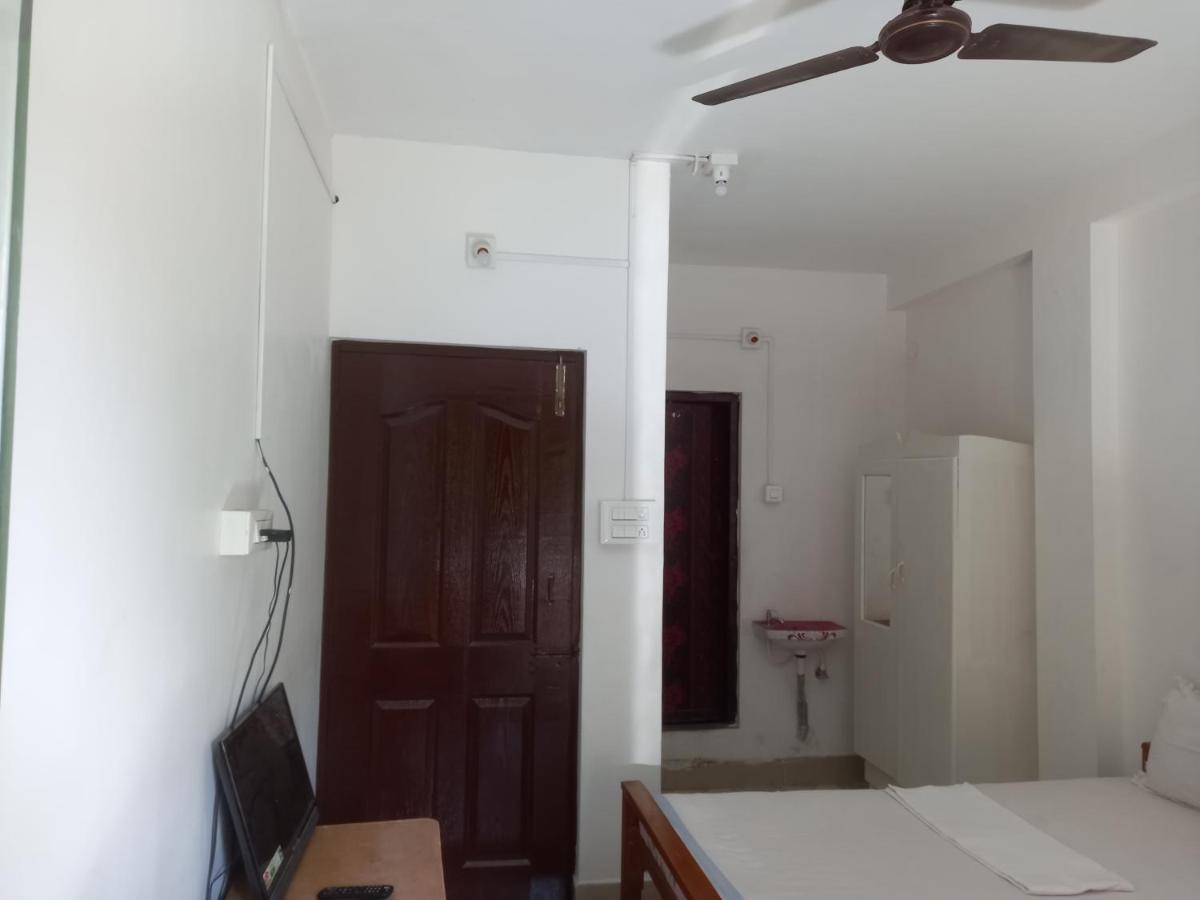 Parisha Residency- Temple Side Hotel تشيدامبارام المظهر الخارجي الصورة