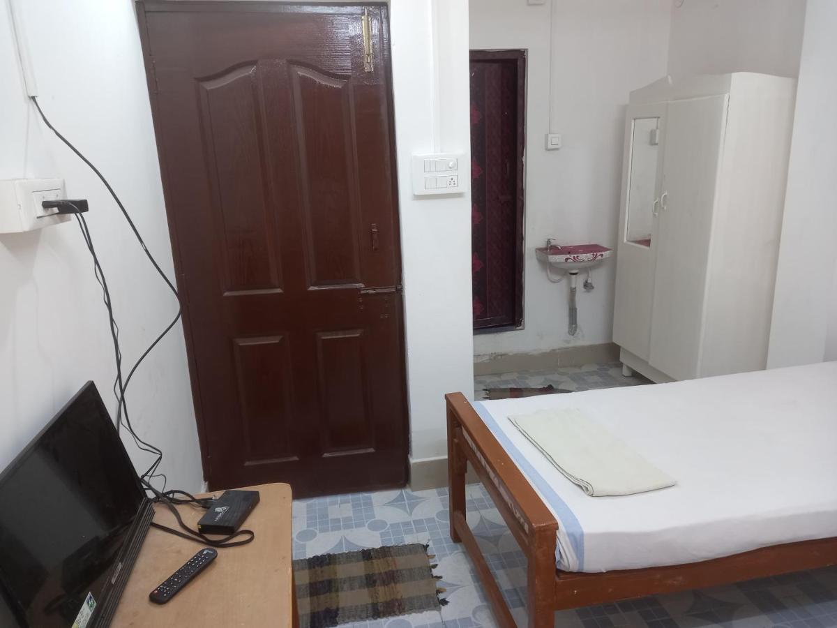 Parisha Residency- Temple Side Hotel تشيدامبارام المظهر الخارجي الصورة