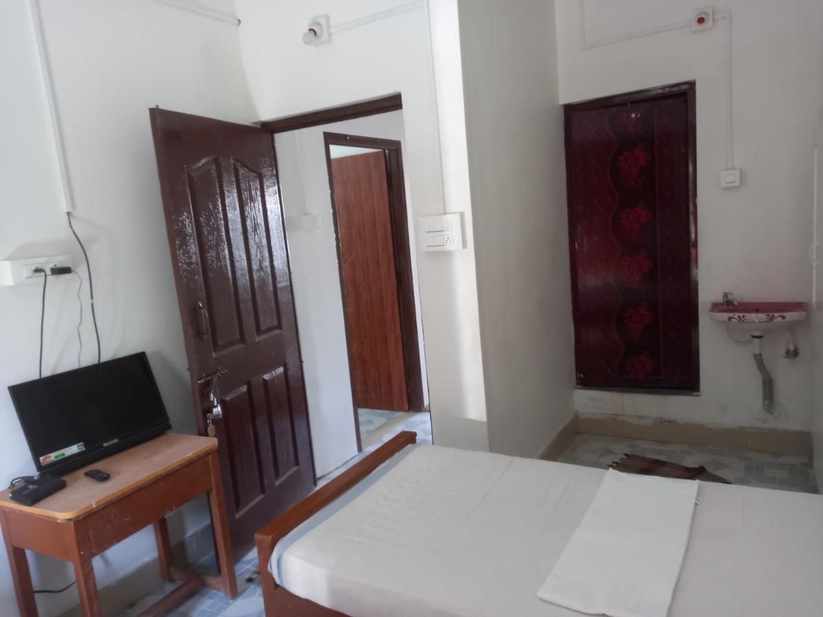Parisha Residency- Temple Side Hotel تشيدامبارام المظهر الخارجي الصورة