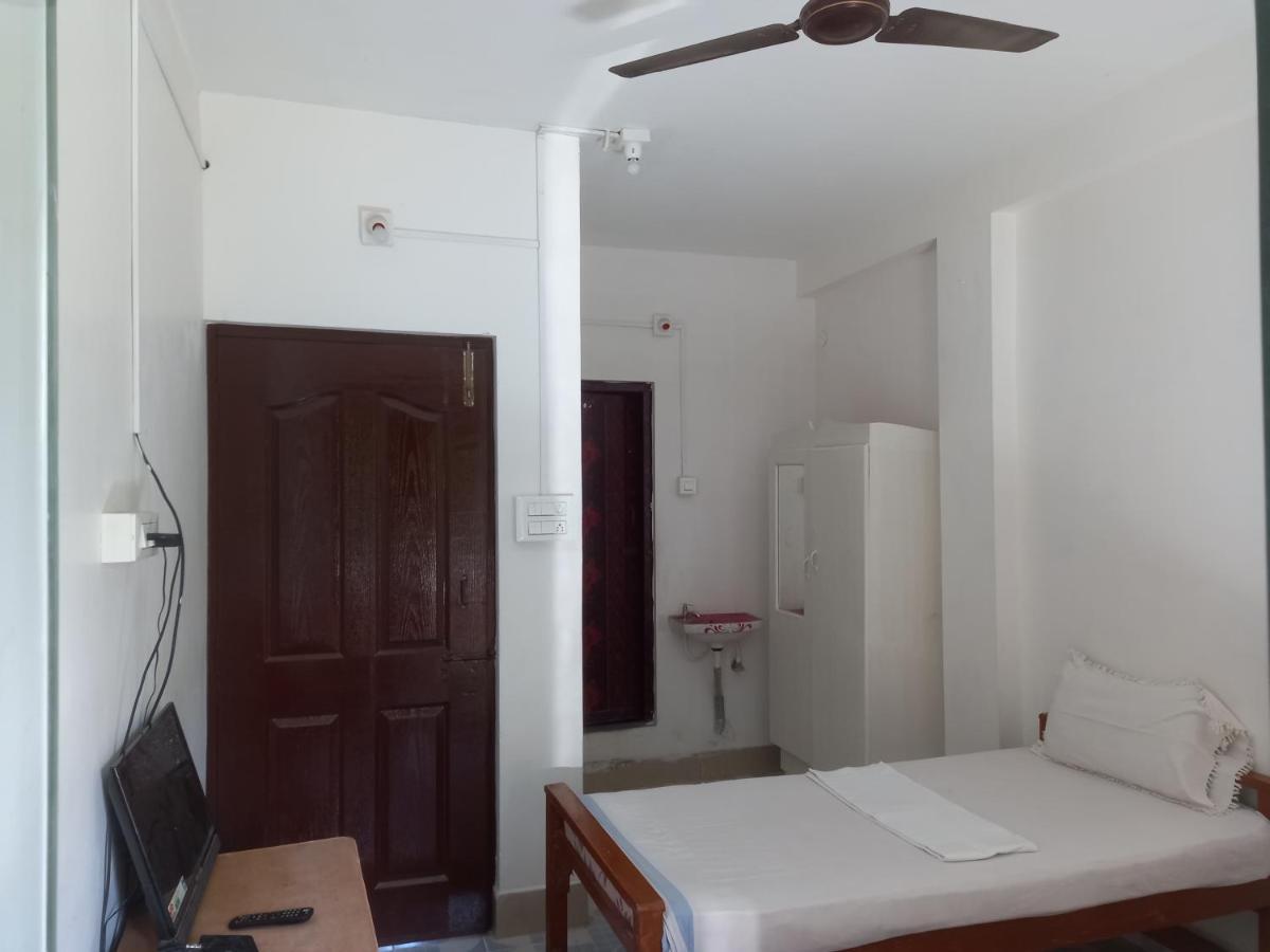 Parisha Residency- Temple Side Hotel تشيدامبارام المظهر الخارجي الصورة