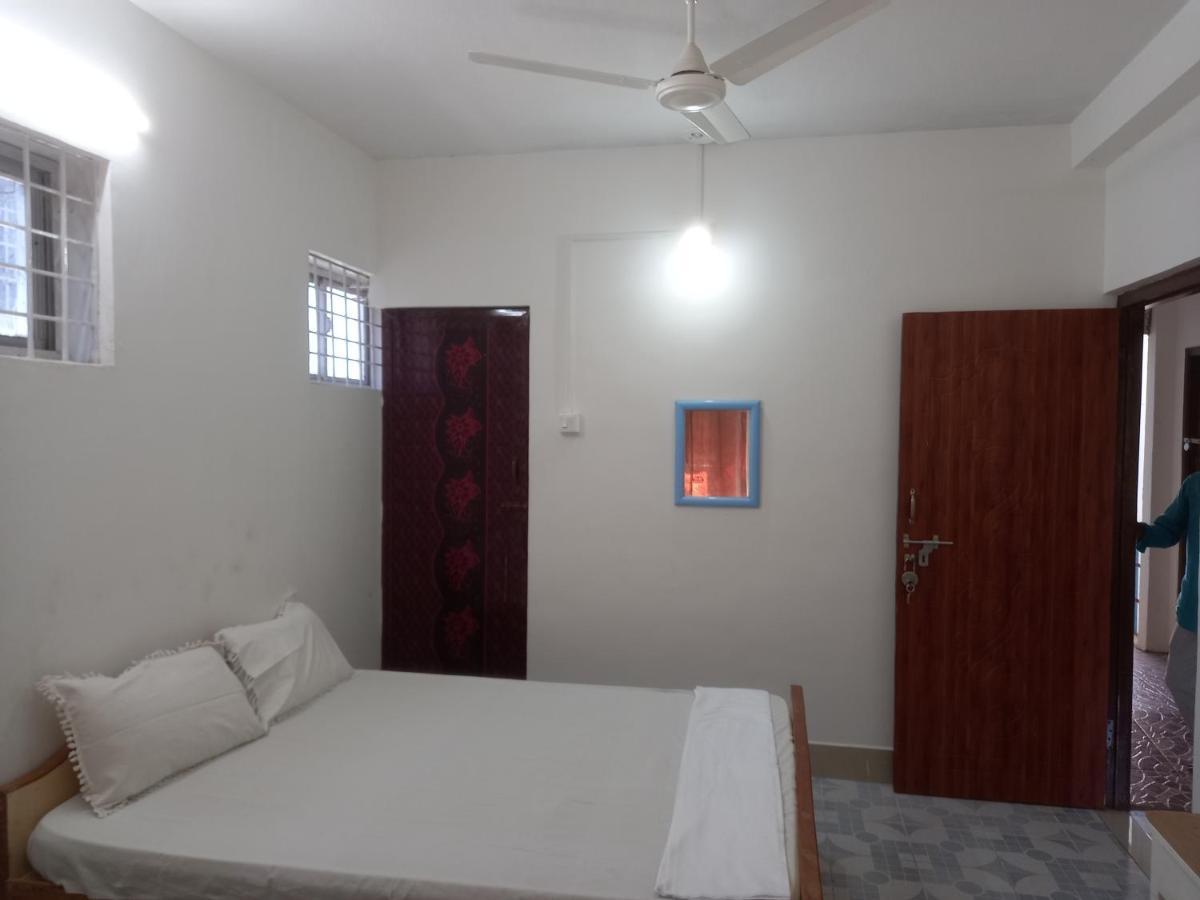 Parisha Residency- Temple Side Hotel تشيدامبارام المظهر الخارجي الصورة