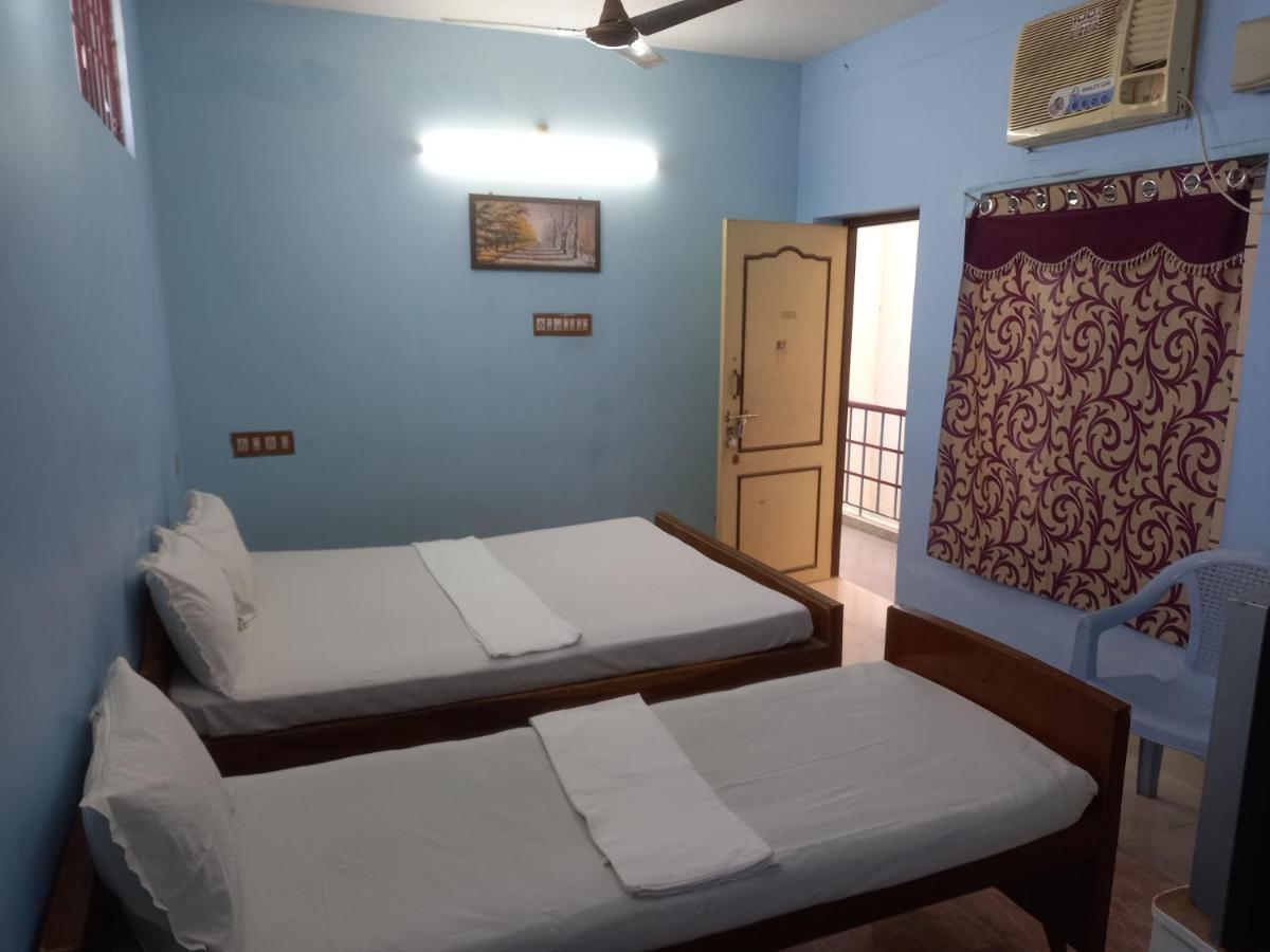 Parisha Residency- Temple Side Hotel تشيدامبارام المظهر الخارجي الصورة