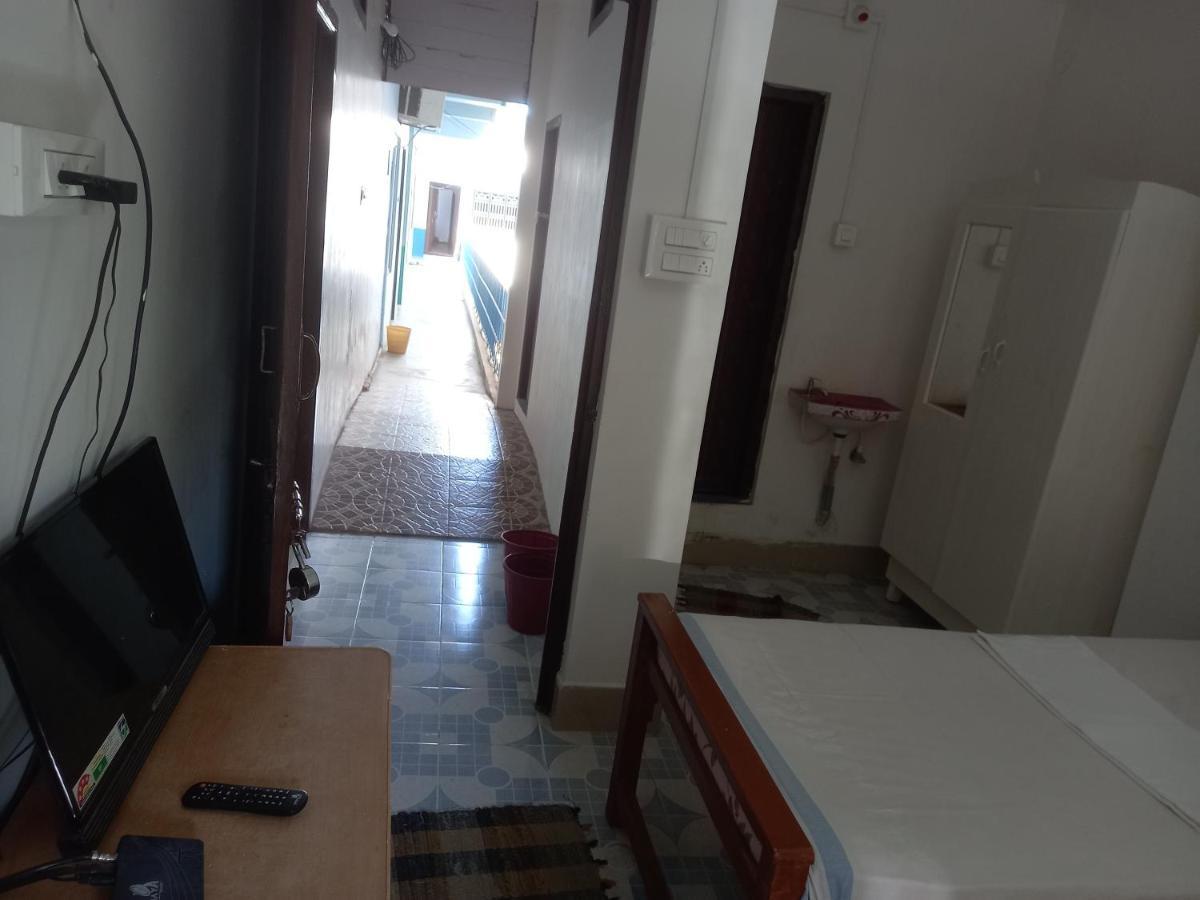 Parisha Residency- Temple Side Hotel تشيدامبارام المظهر الخارجي الصورة