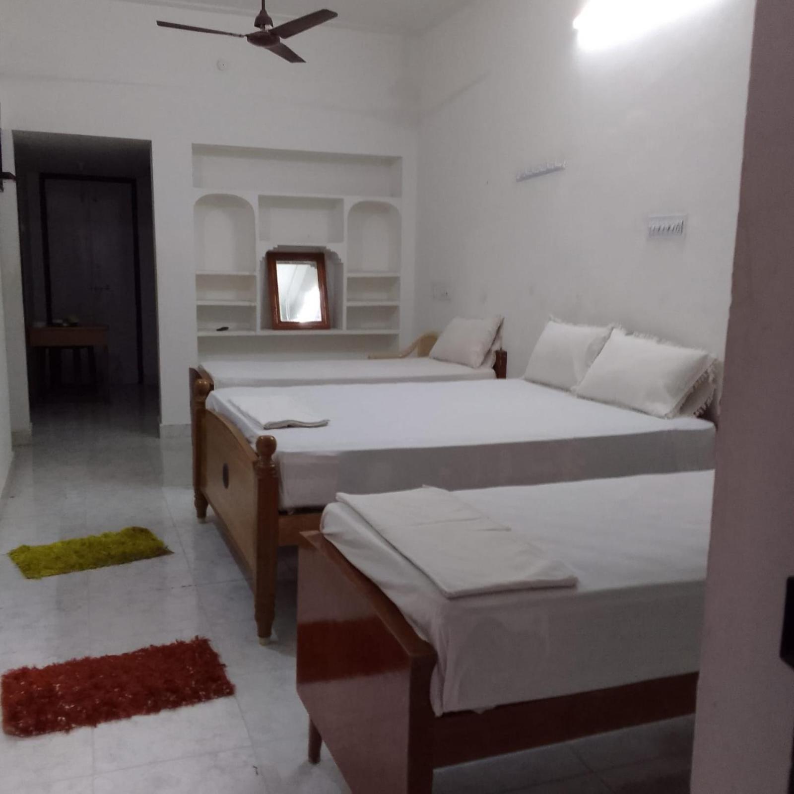 Parisha Residency- Temple Side Hotel تشيدامبارام المظهر الخارجي الصورة