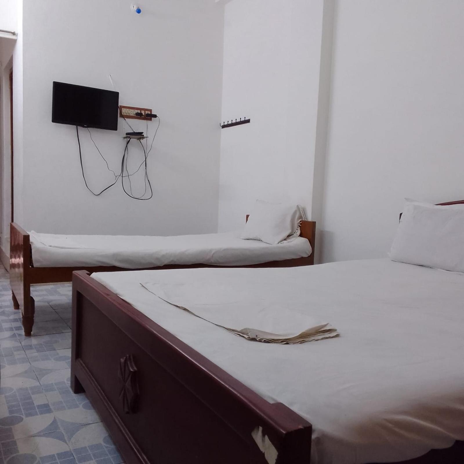 Parisha Residency- Temple Side Hotel تشيدامبارام المظهر الخارجي الصورة