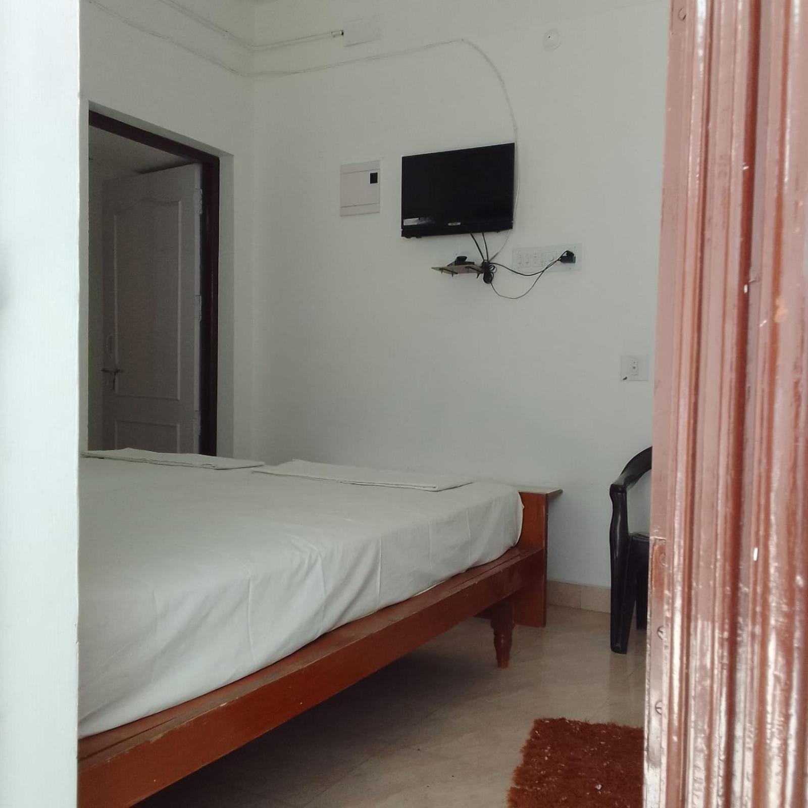 Parisha Residency- Temple Side Hotel تشيدامبارام المظهر الخارجي الصورة